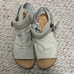 Chic Beige Sandals with Adjustable Straps